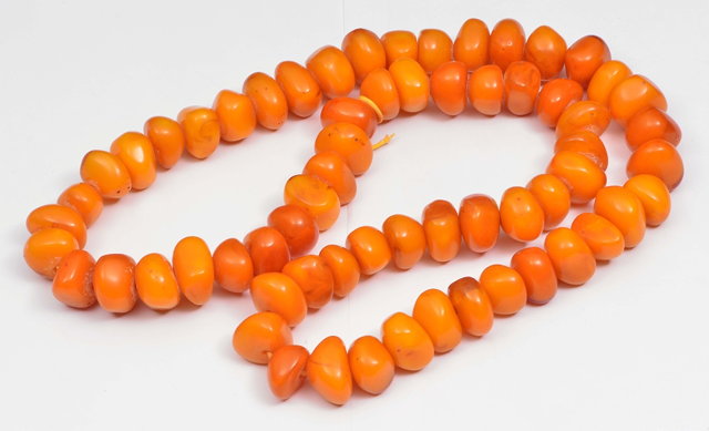 Appraisal: AN AMBER BEAD NECKLACE approximately cm across grams