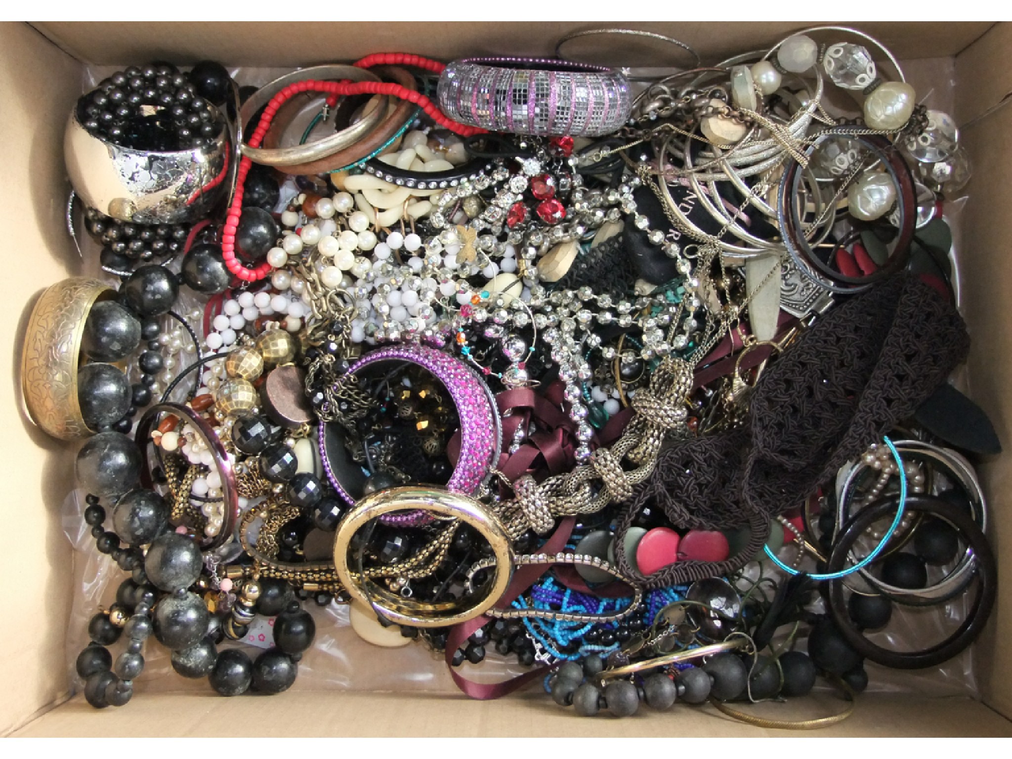 Appraisal: A large quantity of unsorted costume jewellery