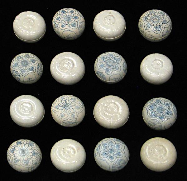 Appraisal: A selection of sixteen blue and white boxes Late th