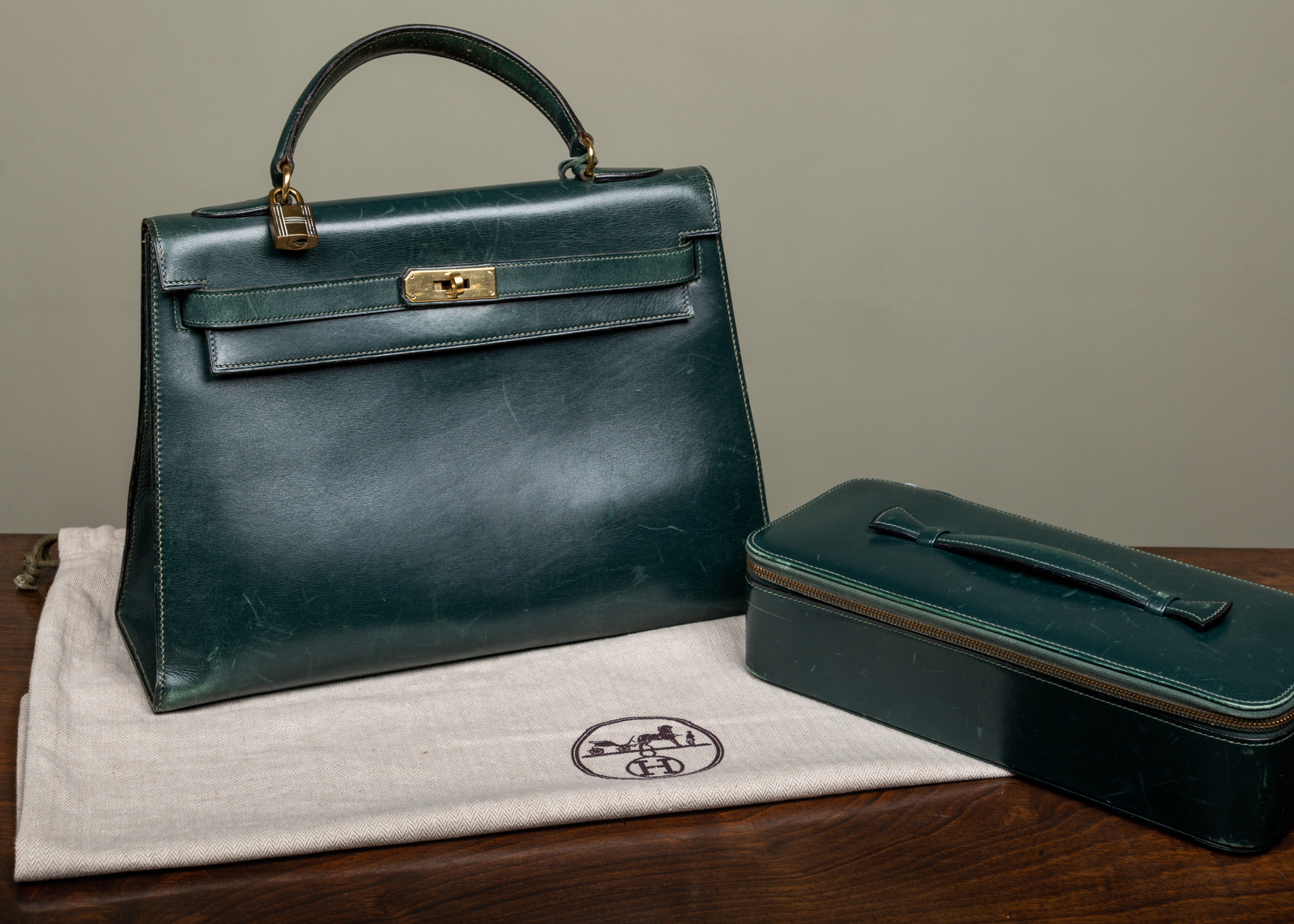 Appraisal: A Herm s 'Kelly' green leather handbag and matching jewellery