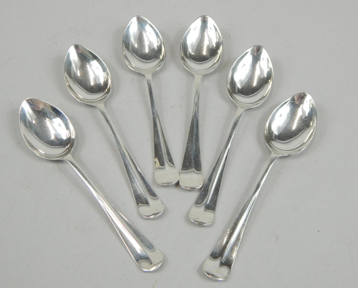 Appraisal: A set of six George V silver teaspoons Old English