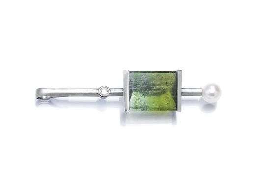 Appraisal: A TOURMALINE PEARL AND DIAMOND PENDANT White gold Set with