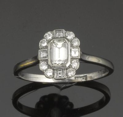 Appraisal: A diamond cluster ring Centred with a circular cut diamond