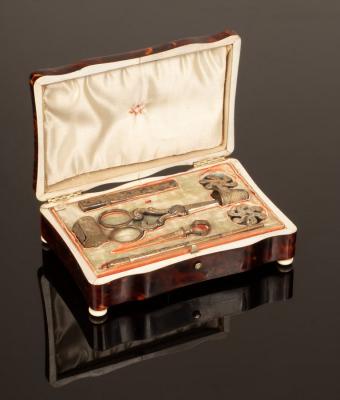 Appraisal: An early th Century tortoiseshell etui on four ivory bun