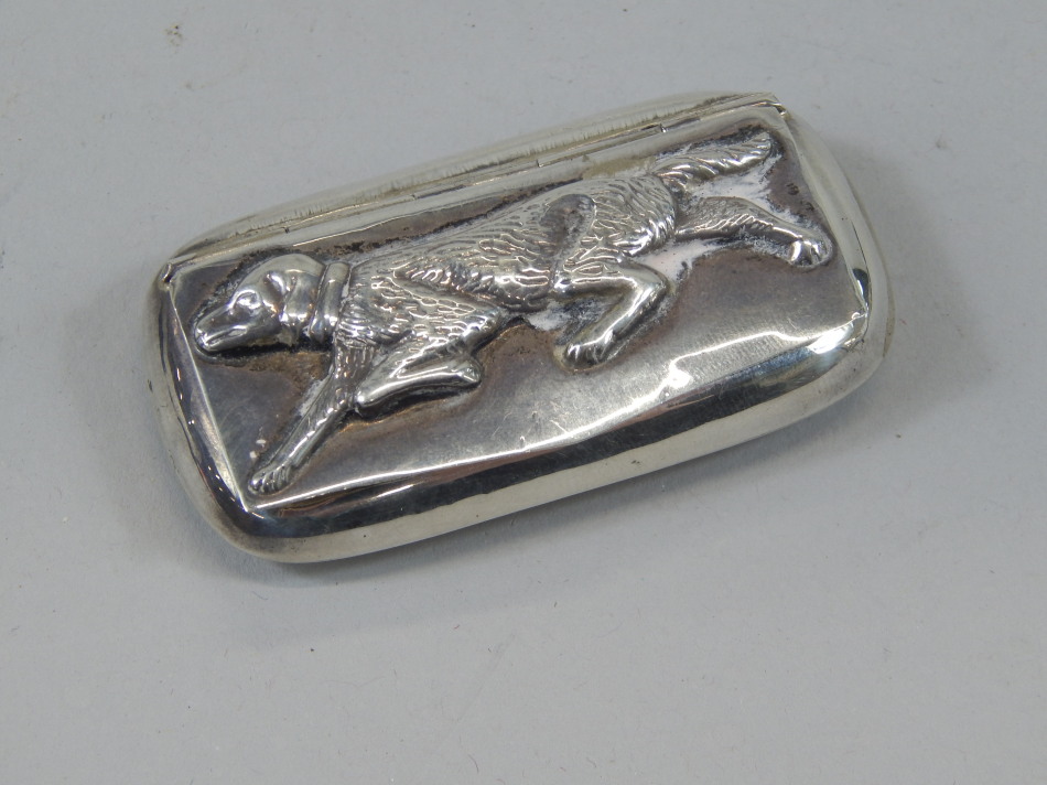 Appraisal: A thC Continental silver snuff box the lid cast with