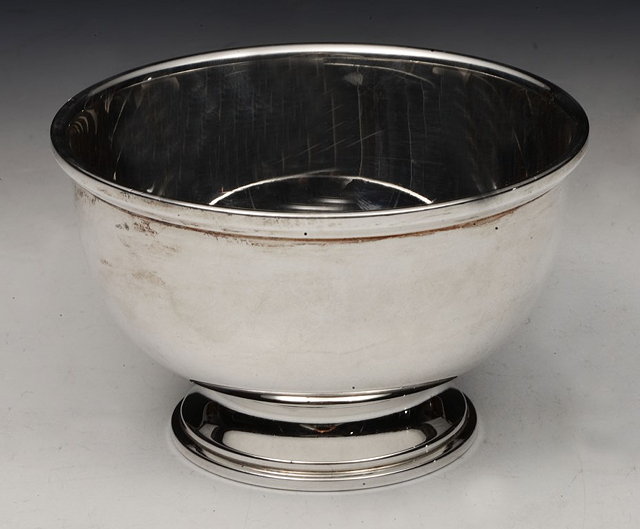 Appraisal: AN OPEN SILVER BOWL of simple form on pedestal foot