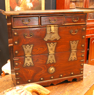 Appraisal: A SMALL KOREAN CHEST The rectangular top above three short