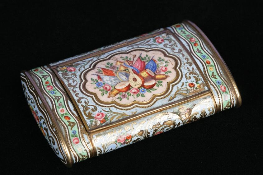 Appraisal: A SWISS GOLD AND ENAMEL SNUFF BOX late th early