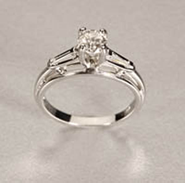 Appraisal: A circular-cut diamond ring A circular-cut diamond ring K white