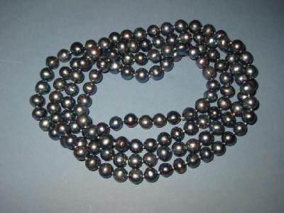 Appraisal: A FRESH WATER PEARL NECKLACE comprising black spherical beads long