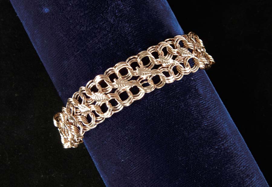 Appraisal: K GOLD BRACELET Beautiful k yellow gold bracelet has two