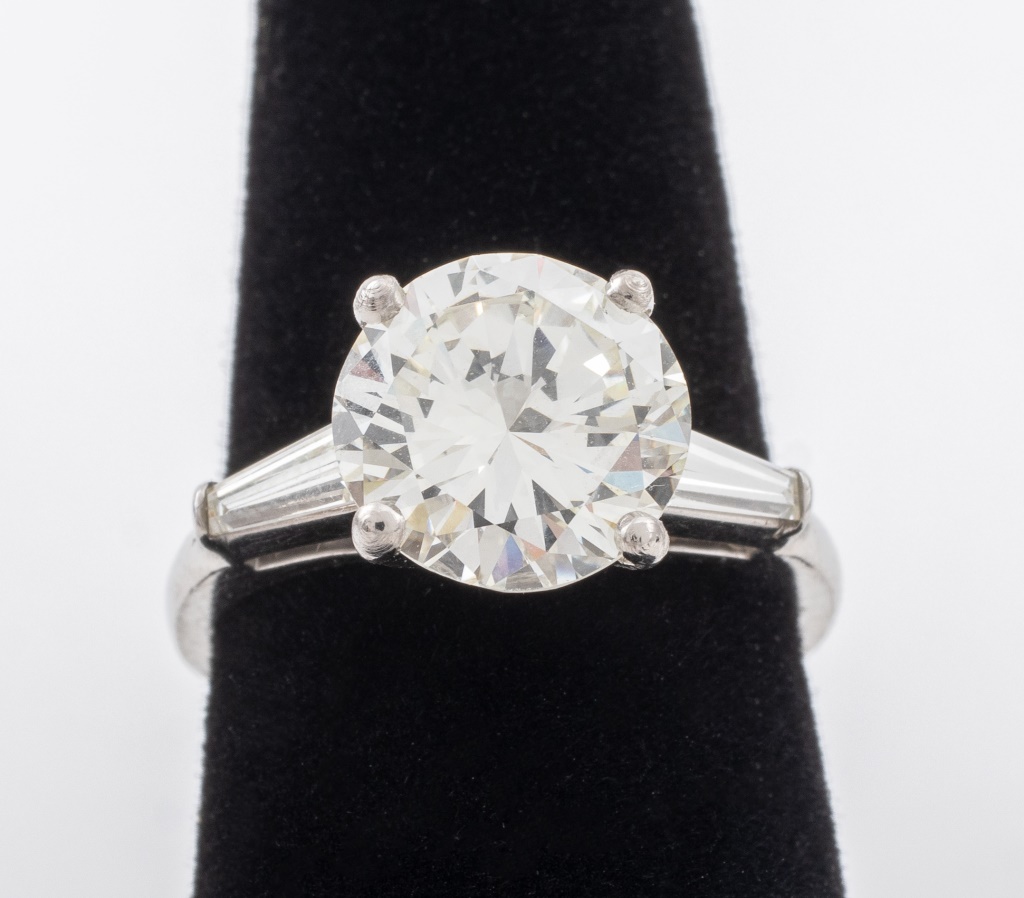 Appraisal: PLATINUM DIAMOND RING RBC K VS Platinum diamond ring brightly