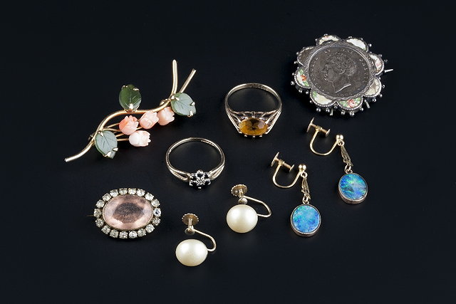 Appraisal: A small collection of jewellery comprising two gem set dress