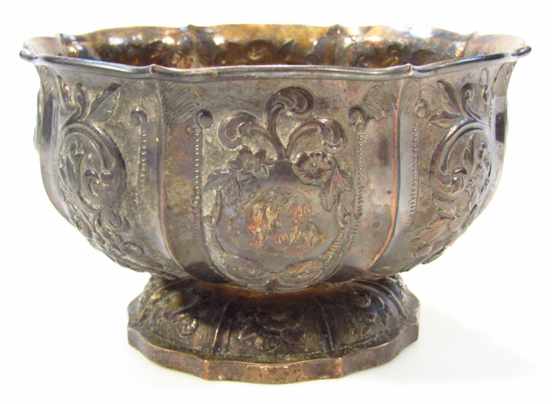 Appraisal: A George III silver rose bowl by Robert Hennell with