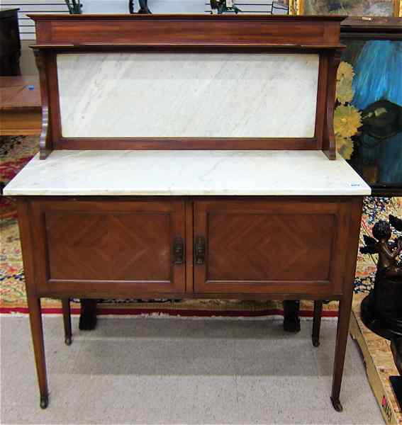 Appraisal: AN EDWARDIAN MAHOGANY WASHSTAND English c having a rectangular white