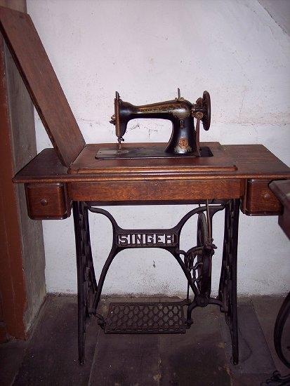 Appraisal: A Singer sewing machine No F with gilt decoration fitted