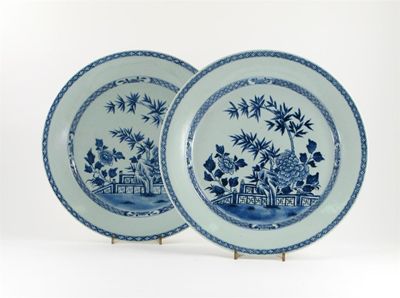 Appraisal: A pair of large Chinese blue and white dishes painted