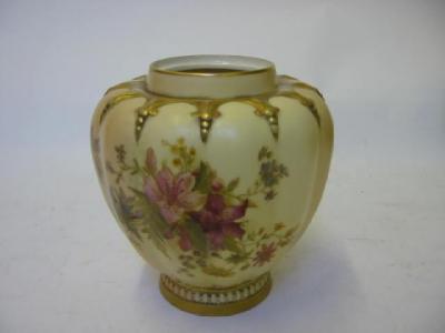 Appraisal: A ROYAL WORCESTER BLUSH IVORY POT POURRI JAR dated of