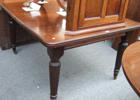 Appraisal: A Victorian mahogany extending dining table the rectangular top with