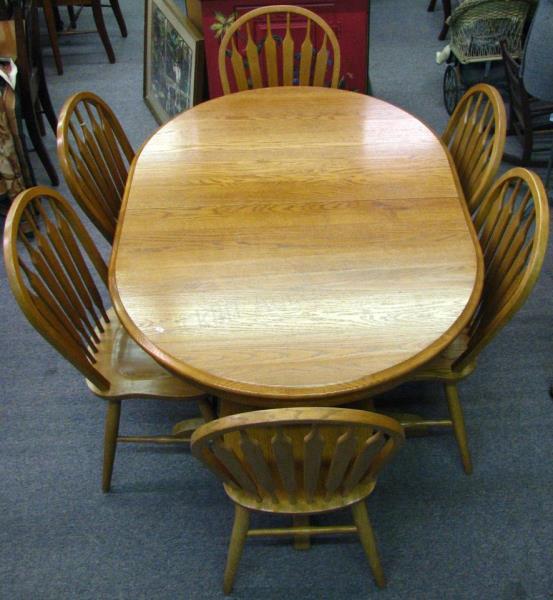 Appraisal: An oak dining room set including oval double pedestal table