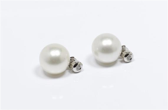 Appraisal: PEARL AND DIAMOND EAR STUDS White gold Elegant ear studs