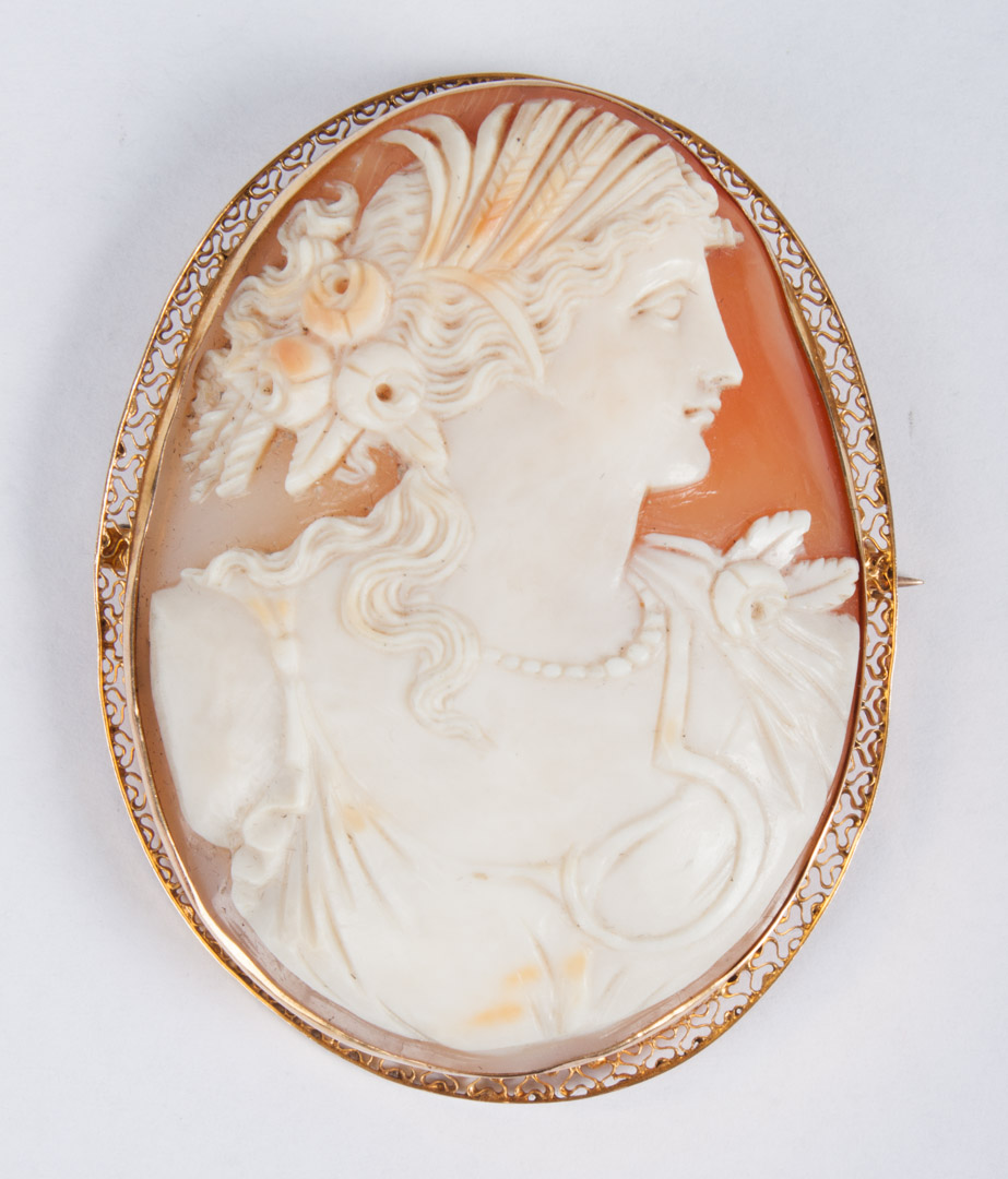 Appraisal: Lady's K gold and shell cameo brooch early th century