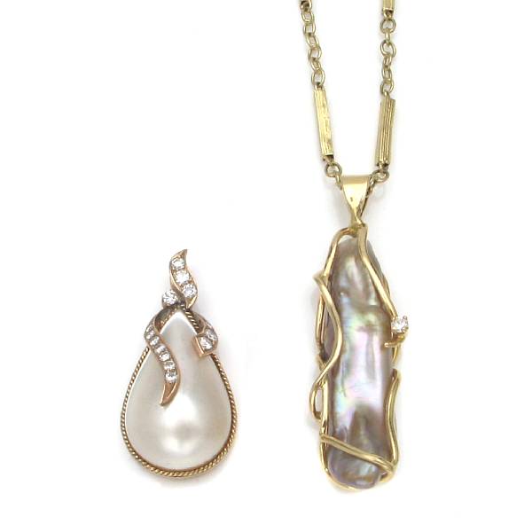 Appraisal: A river pearl diamond and gold pendant and chain with