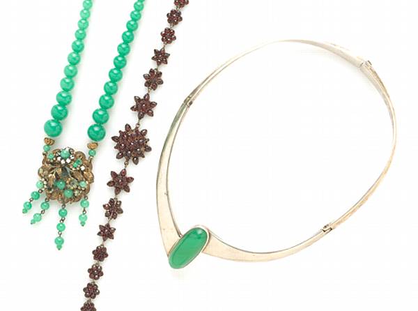 Appraisal: A chrysoprase and silver collar necklace Sigi Pineda Mexico and