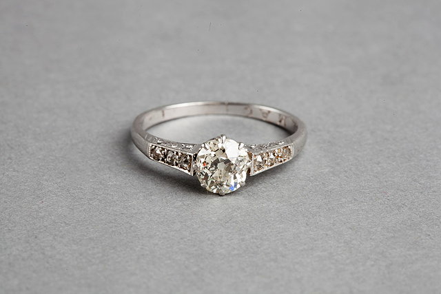 Appraisal: A SOLITAIRE DIAMOND RING claw set old cushion cut diamond