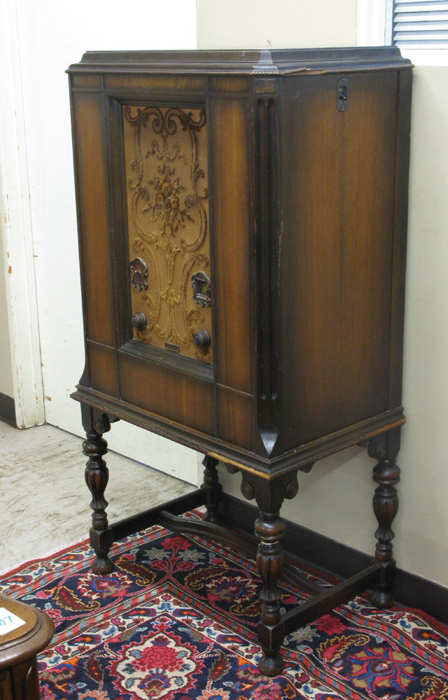 Appraisal: RCA RADIOLA CONSOLE RADIO c the walnut lowboy case raised