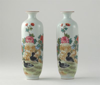 Appraisal: A small pair of Chinese famille rose vases each painted