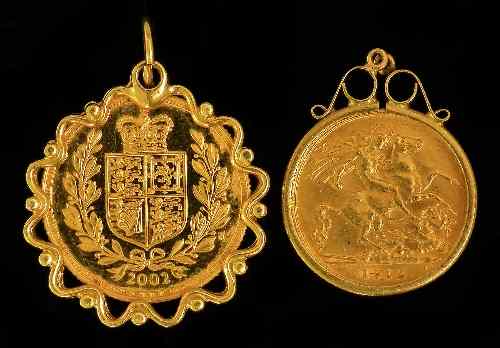 Appraisal: An Elizabeth II Shield Back Sovereign bearing the crowned shield