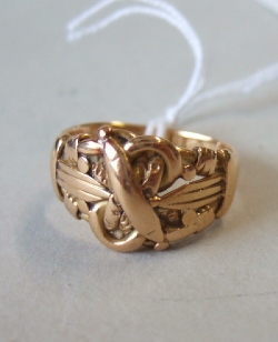 Appraisal: An ct gold ring in an interwoven knot design Birmingham