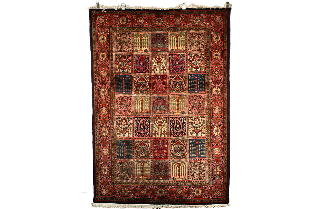 Appraisal: BAKTIARI RUG - ' x ' - West Persia mid