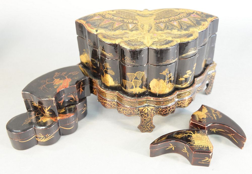 Appraisal: Large Japanese lacquered box in the form of a butterfly