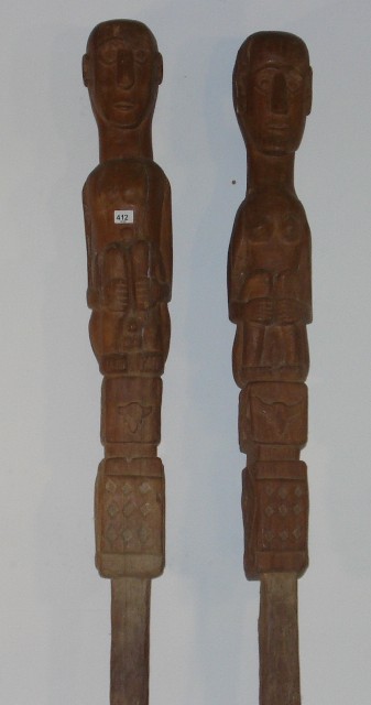 Appraisal: A pair of Papua New Guinean carved figures cm and