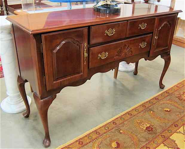 Appraisal: QUEEN ANNE STYLE MAHOGANY SIDEBOARD Bernhardt Furniture Co standing on