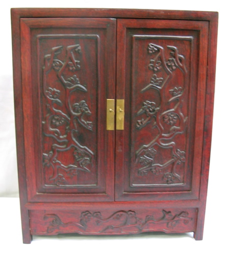 Appraisal: A CHINESE ROSEWOOD JEWELRY BOX The carved double doors with