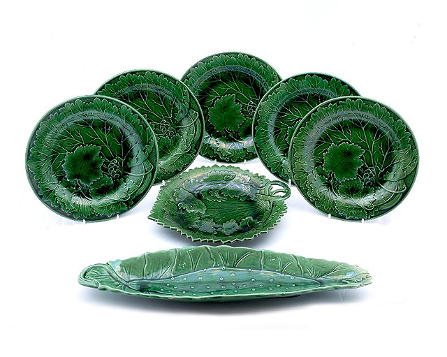 Appraisal: An English green pottery leaf dish th Centuryfive similar plates