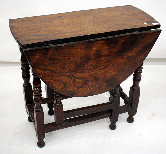 Appraisal: AN TH CENTURY ELM DROP FLAP DINING TABLE standing on