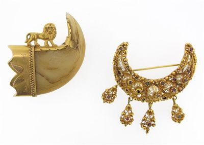 Appraisal: A claw brooch with gold mounts and surmounted with the