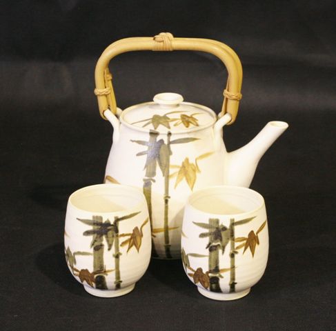 Appraisal: A Chinese clay tea pot and two cups enriched with