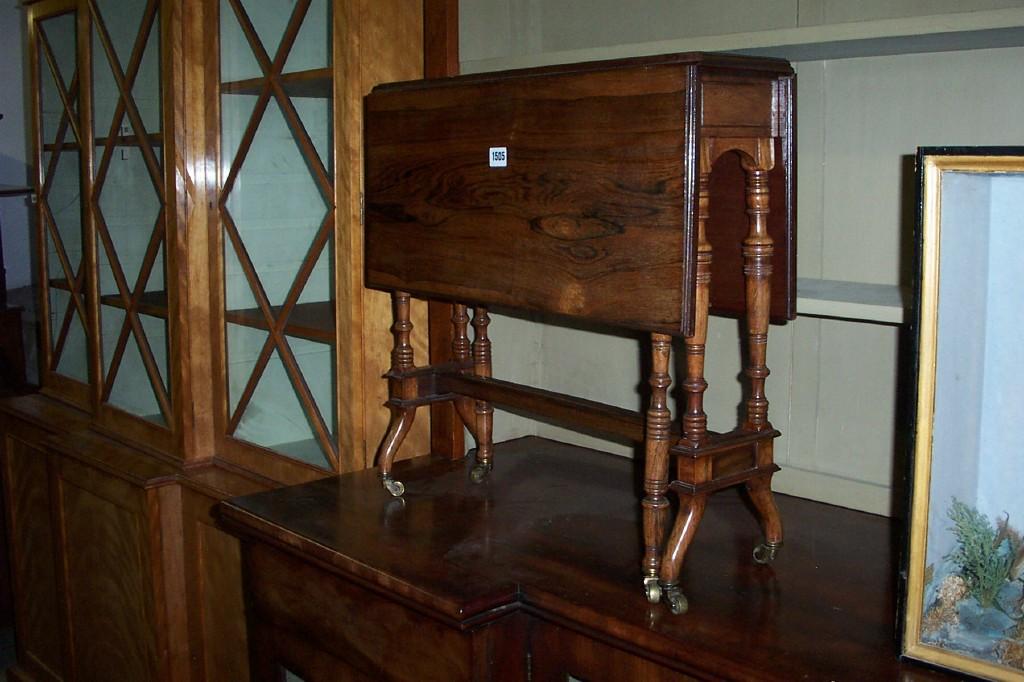 Appraisal: An Edwardian rosewood folding tea table with gateleg action on