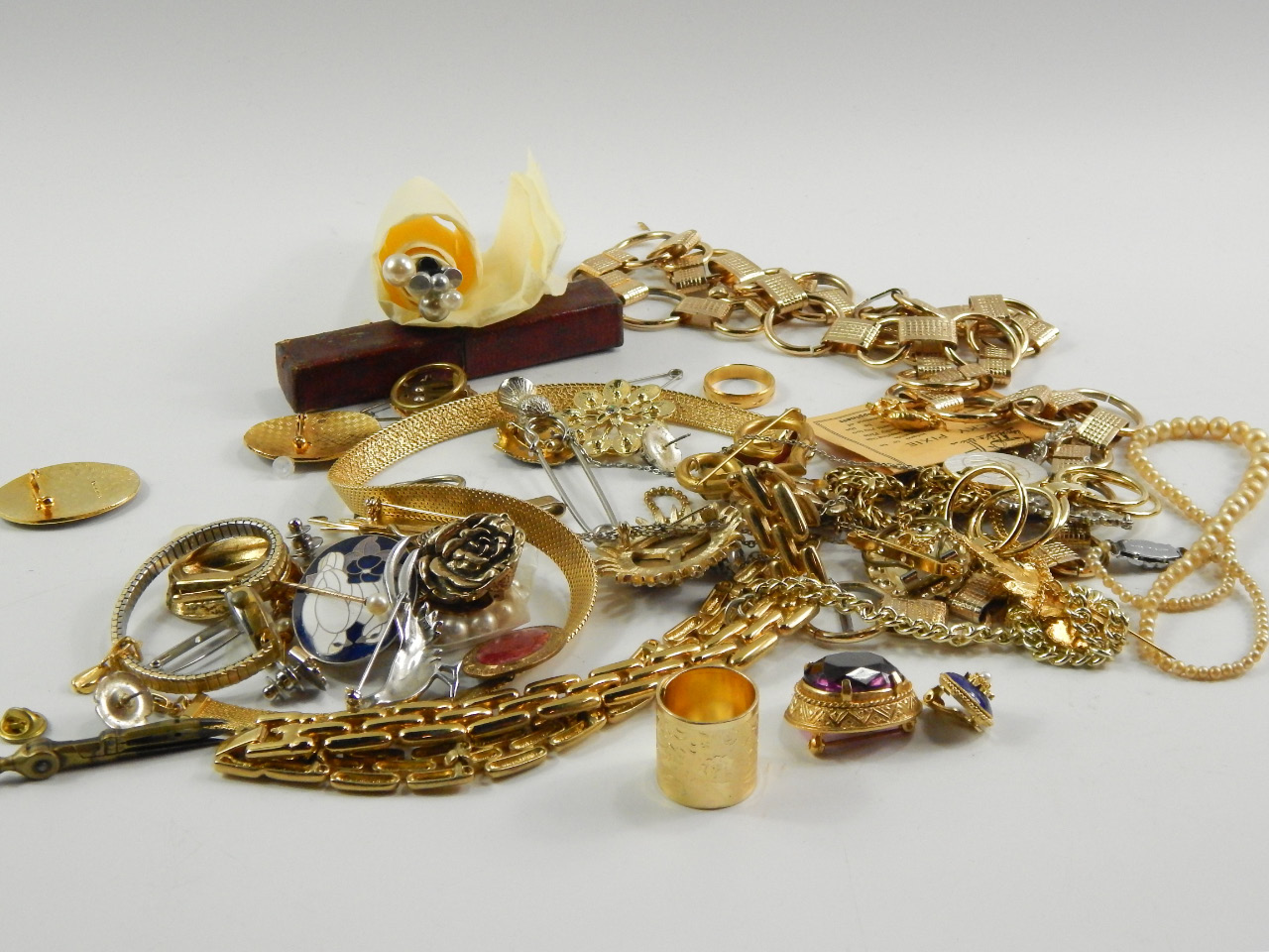 Appraisal: A quantity of costume jewellery including chains necklaces brooches and