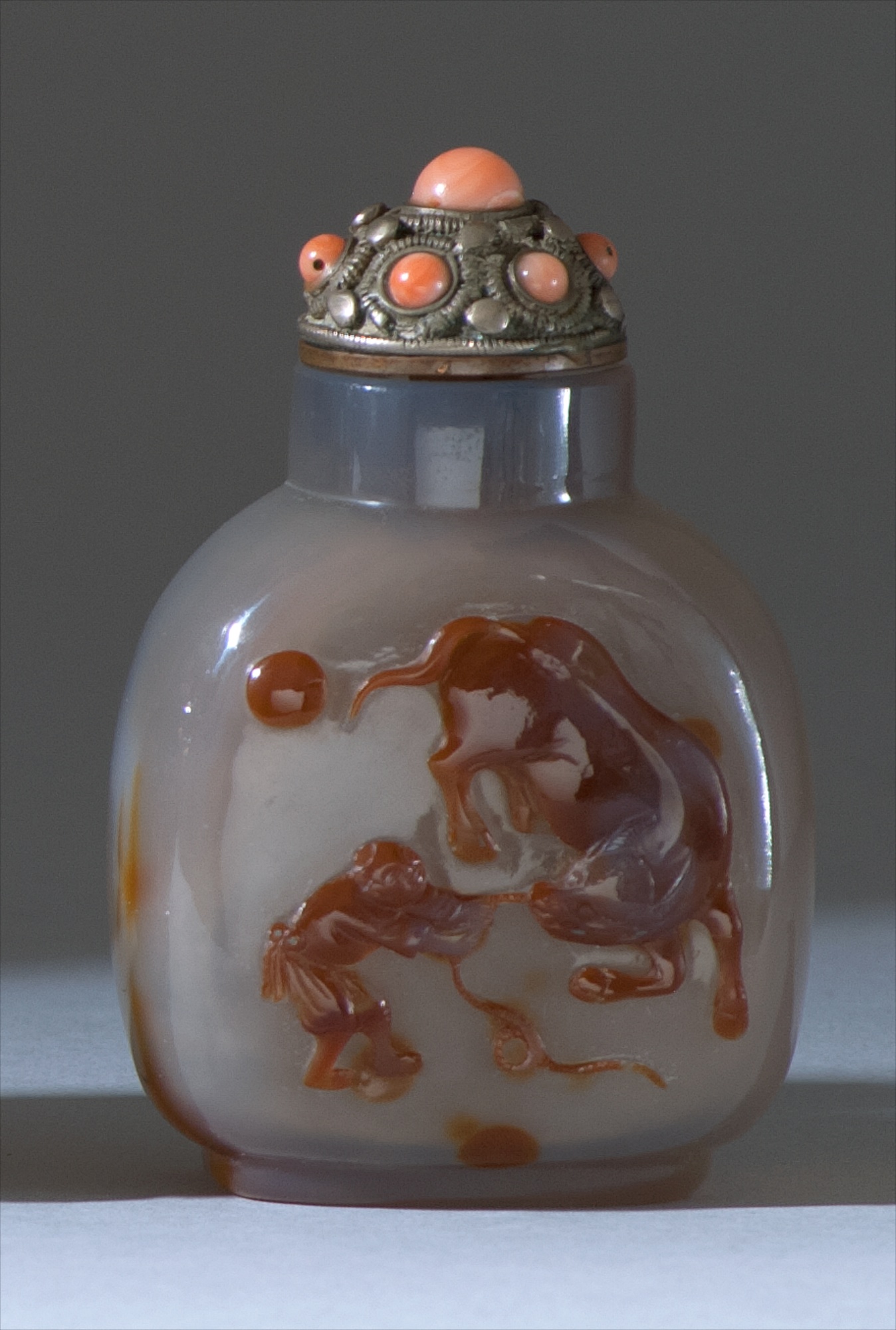 Appraisal: CAMEO AGATE SNUFF BOTTLE Late th CenturyIn flattened ovoid form