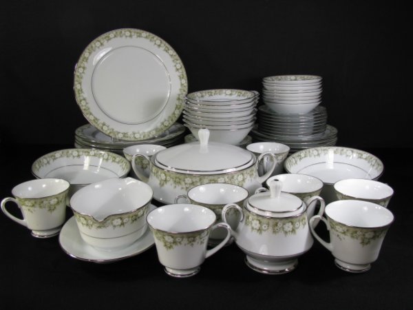 Appraisal: Set consist of Eight dinner plates Eight salad dessert plates