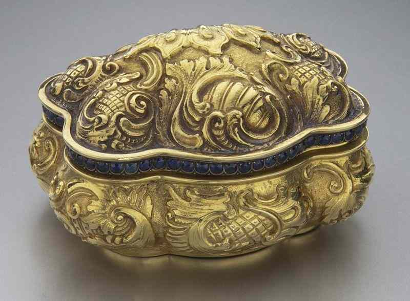 Appraisal: K gold and sapphire snuff boxwith repousse scrolls and shells