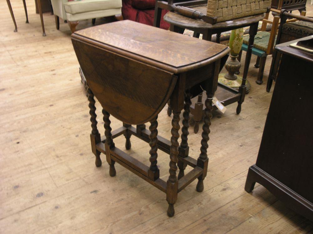 Appraisal: A small solid medium oak gateleg table on barley twist