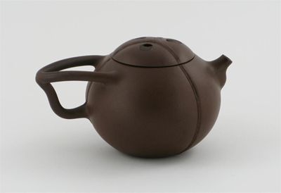 Appraisal: A Chinese Yizing teapot and cover formed as a fruit