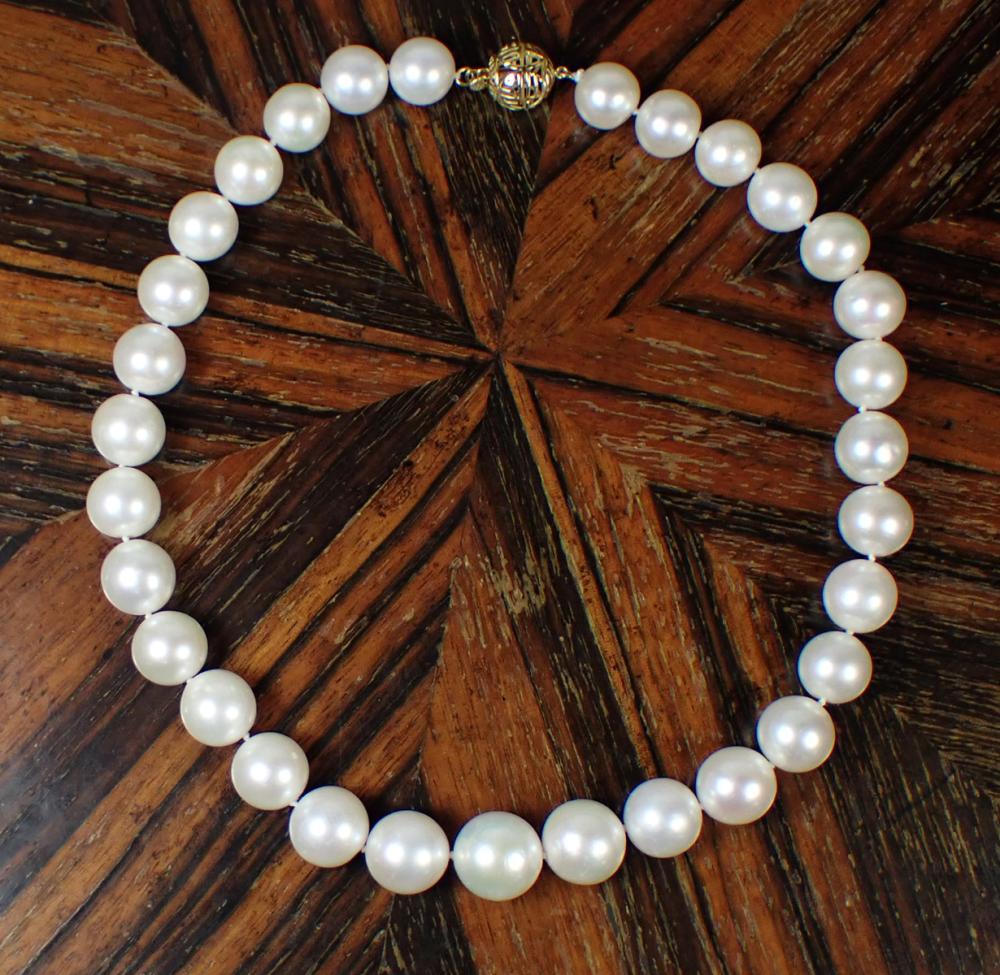 Appraisal: SOUTH SEA PEARL AND EIGHTEEN KARAT GOLD NECKLACE hand-knotted strand